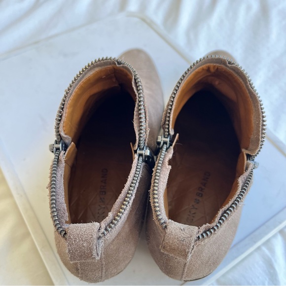 Lucky Brand Bartalino Suede Zip Booties Size 8 Taupe - Picture 3 of 8